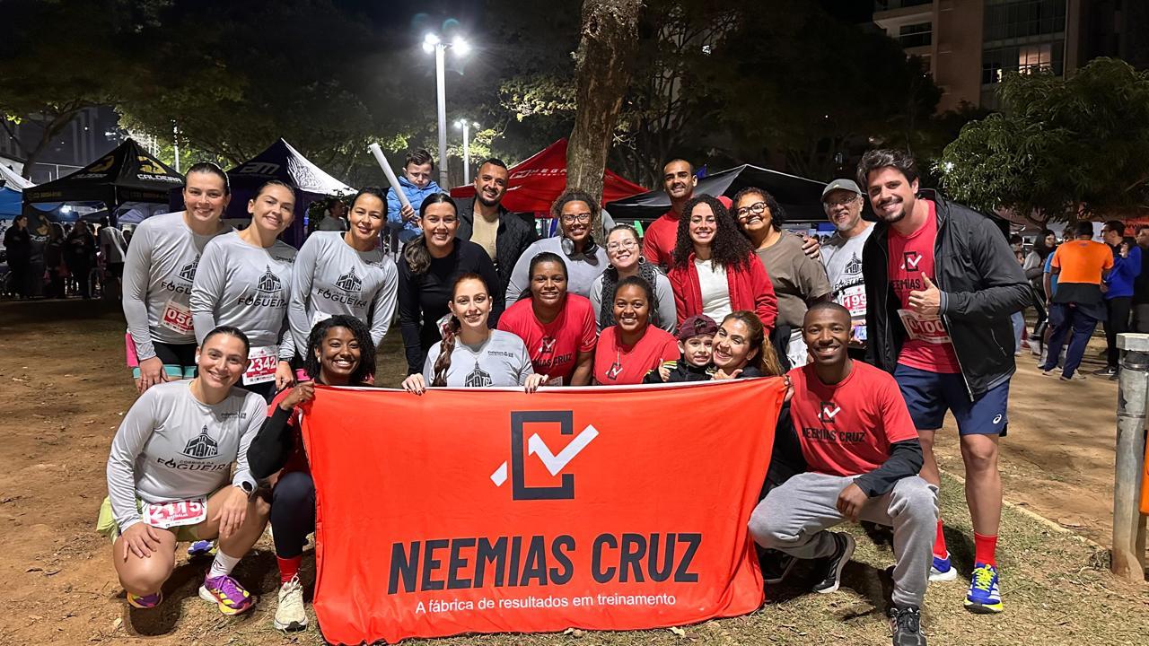 Aluno celebrando vitória em corrida